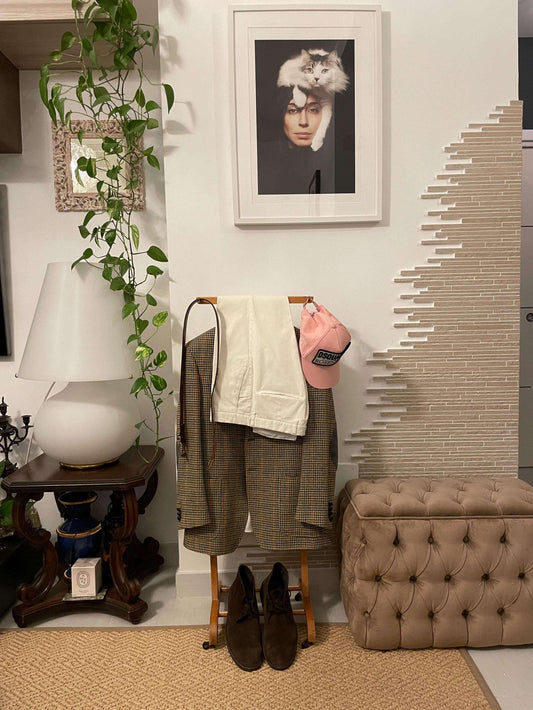 Portabiti vintage in legno Made in Italy stile metà secolo, con giacca, pantaloni, cappello e scarpe, arredamento rustico elegante