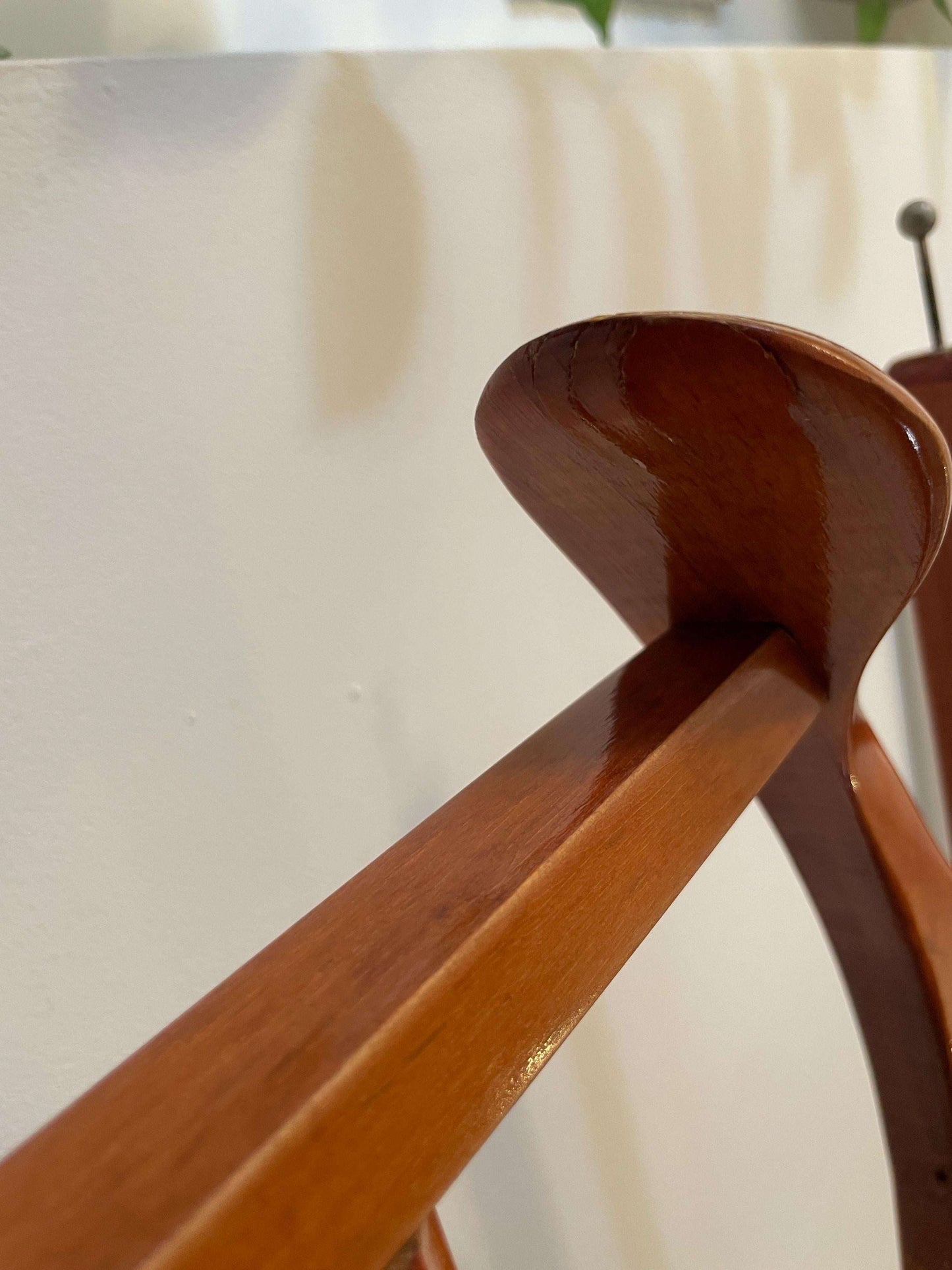 Appendiabiti vintage in legno italiano per uomo, design elegante e funzionale, stand porta abiti retrò
