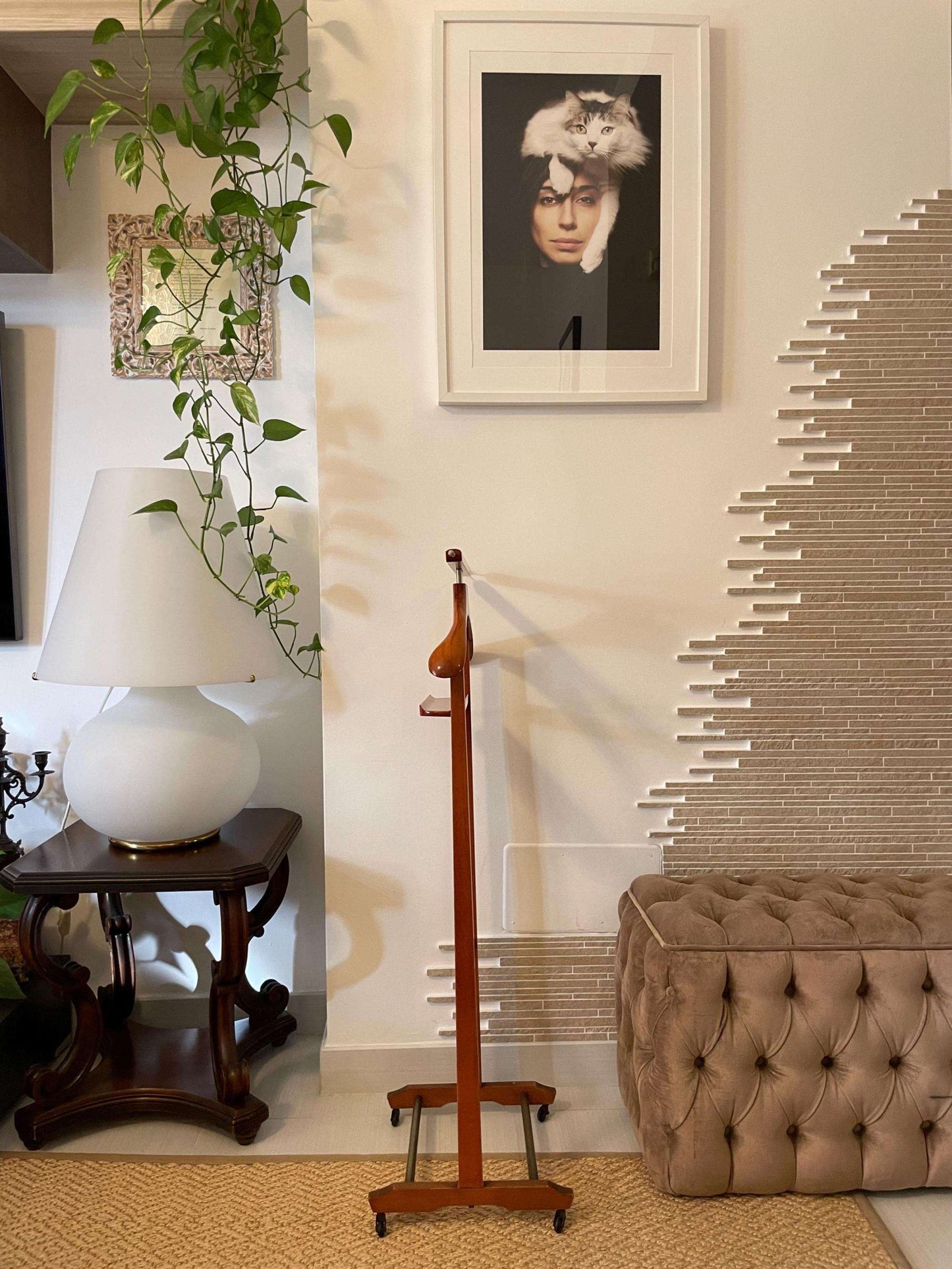 Stand porta abiti vintage in legno italiano per organizzare abiti e accessori con design classico