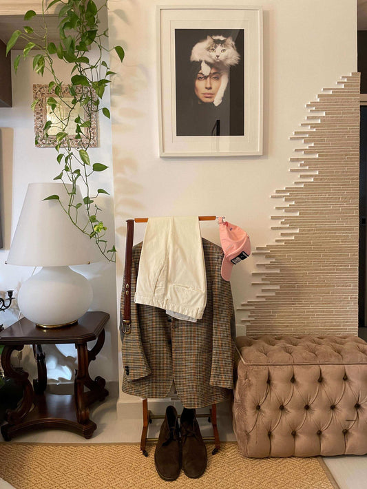 Stand vintage in legno Made in Italy per abiti con giacca, pantaloni e scarpe, design classico elegante per organizzazione uomo