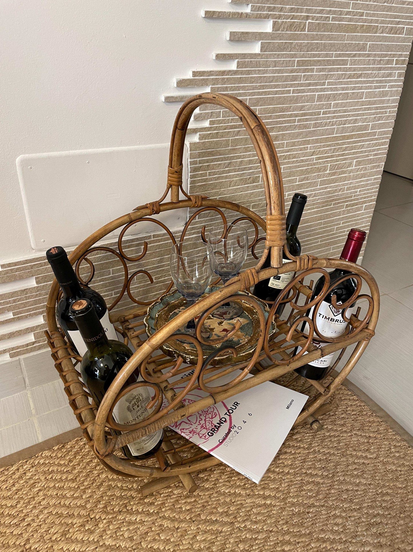 carrello vintage Hollywood regency in rattan intrecciato con spazio per bottiglie e riviste design naturale ed elegante