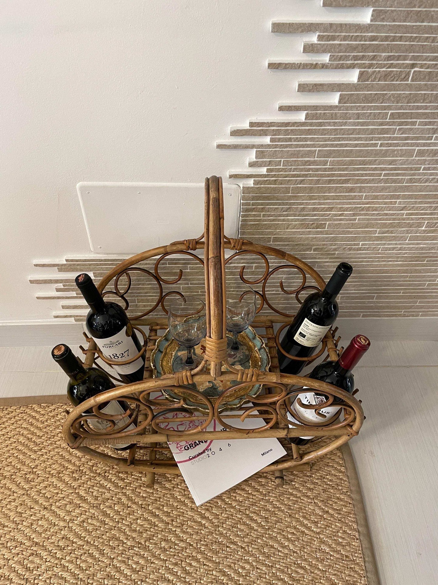 carrello vintage Hollywood regency in rattan con ripiani per bottiglie e riviste design mid century elegante