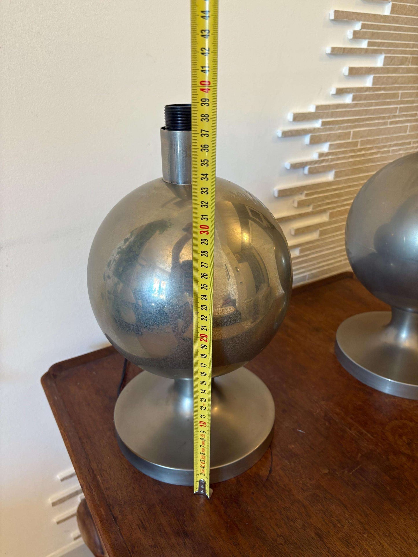 Lampada da tavolo Space Age vintage in ottone, design Bauhaus anni '70, stile Hollywood Regency con globo sferico oversize senza paralume.