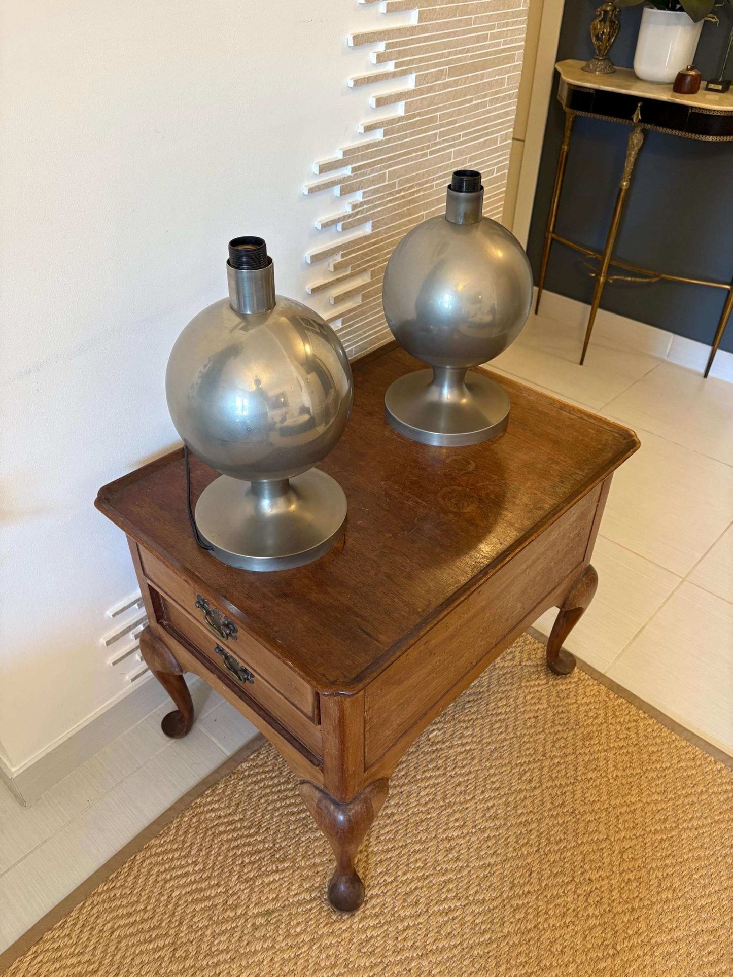 Lampade Space Age vintage design con base sferica in ottone, stile Bauhaus e Hollywood Regency su tavolino antico in legno