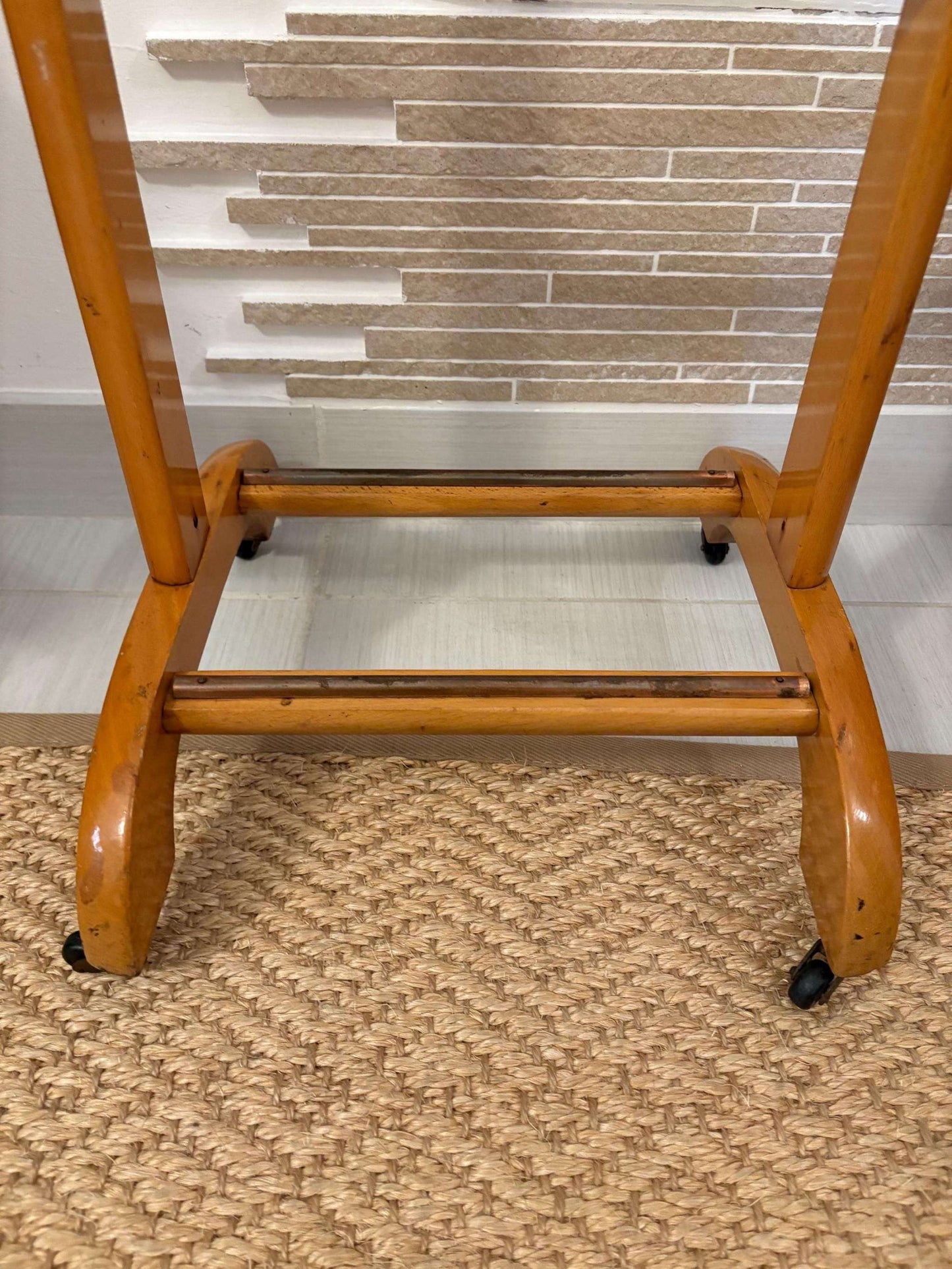 Appendiabiti vintage in legno italiano con struttura classica e ruote, design d'epoca fatto a mano