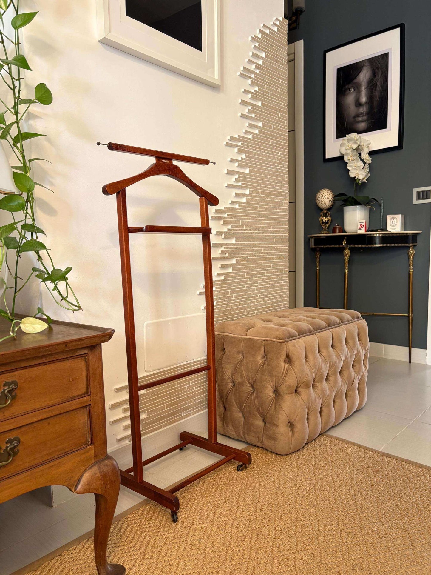 portabiti vintage in legno made in Italy con design classico per abiti e accessori