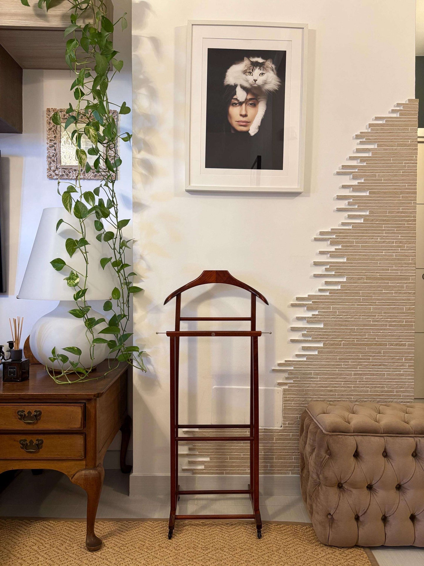Stand valet vintage in legno Made in Italy per abiti con design classico e usurato, perfetto per organizzare abbigliamento e accessori in stile retrò.
