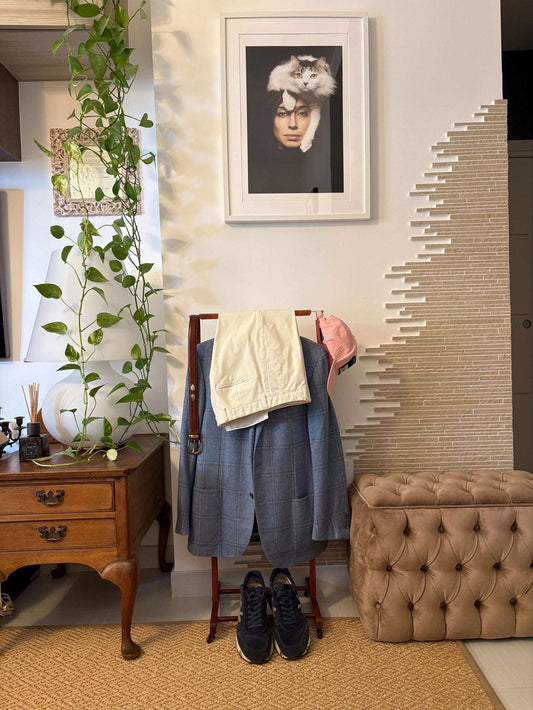 Attaccapanni vintage in legno Made in Italy con giacca, pantaloni e scarpe in ambiente elegante