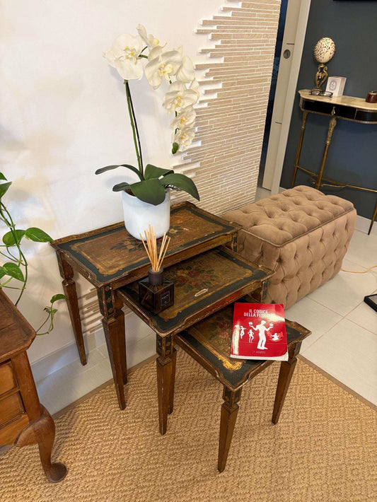 tavolini vintage da comodino in legno intagliato stile barocco con finiture antiche e decorazioni art deco italiane