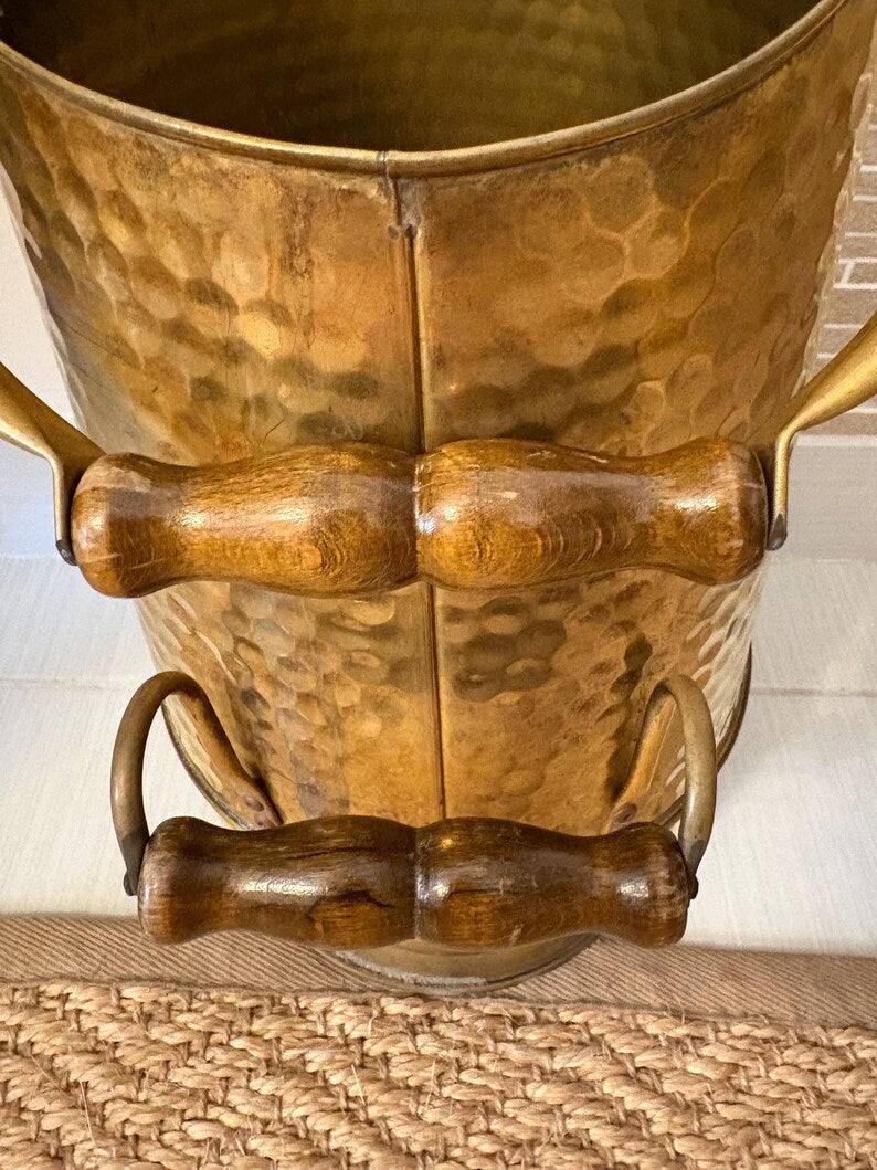 Portaombrelli vintage italiano in ottone con manici in legno, design mid-century, stile antico e lavorazione artigianale.