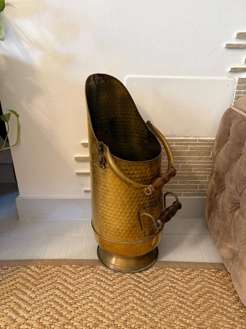 Portaombrelli vintage italiano in ottone lavorato a mano con finitura invecchiata, design mid-century elegante e funzionale.