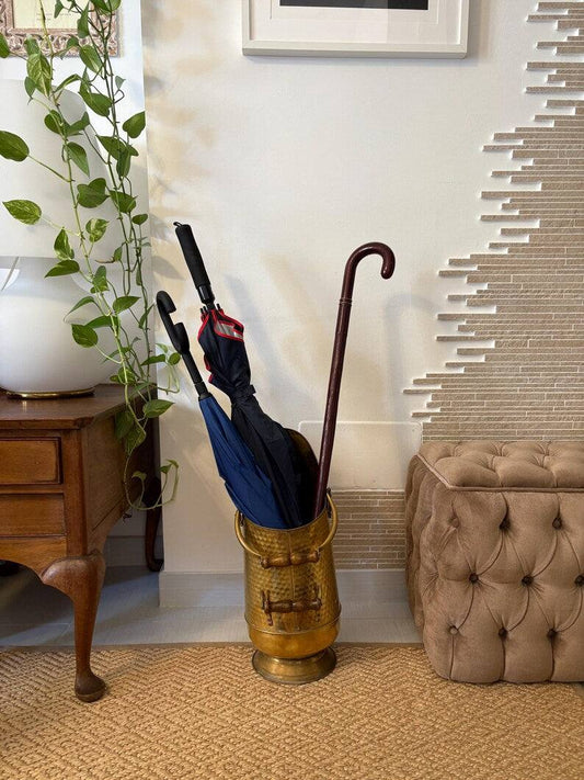 Portaombrelli vintage italiano in ottone massiccio con design artigianale e finitura antica, perfetto per interni eleganti.