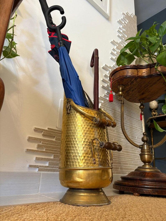 Portaombrelli vintage italiano in ottone battuto fatto a mano, design mid-century elegante e decorativo.
