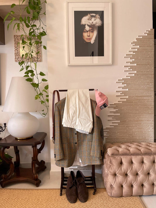 Valet stand vintage in legno made in Italy con giacca, pantaloni e cappello rosa in un ambiente elegante