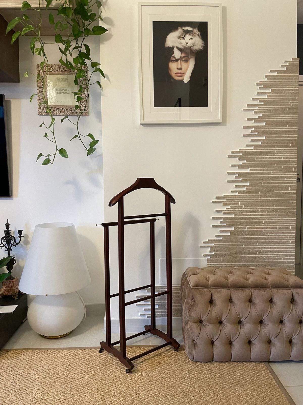 Portabiti vintage in legno Made in Italy dallo stile classico per organizzare abiti e accessori