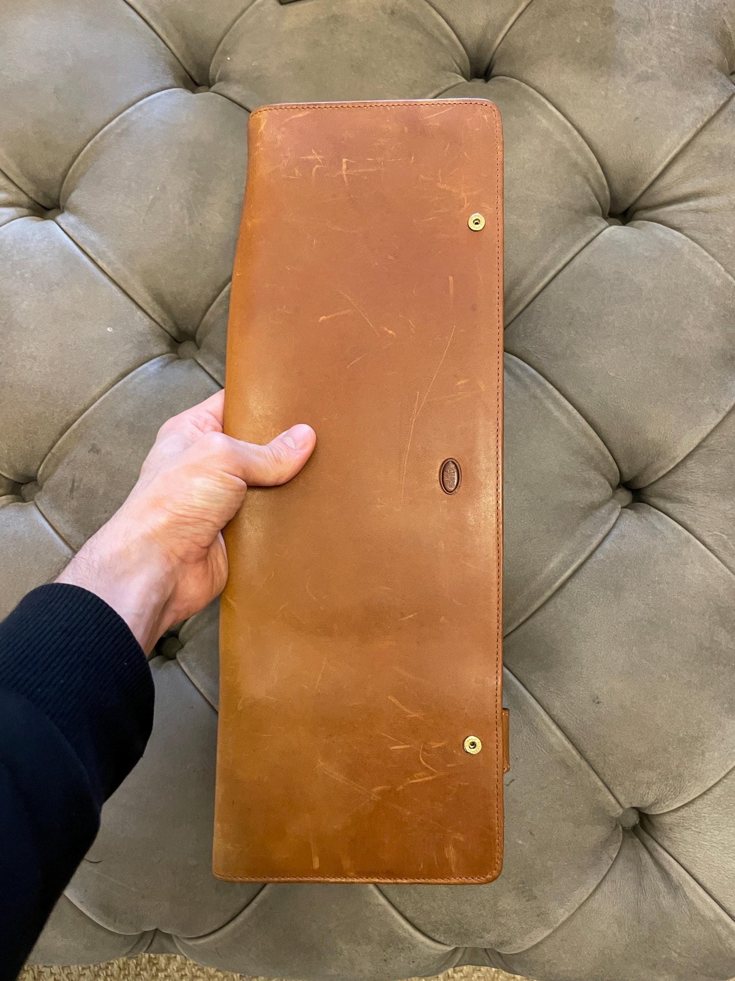 Organizer da viaggio elegante vintage italiano in pelle marrone con chiusura a bottone in ottone, per cravatte uomo raffinato