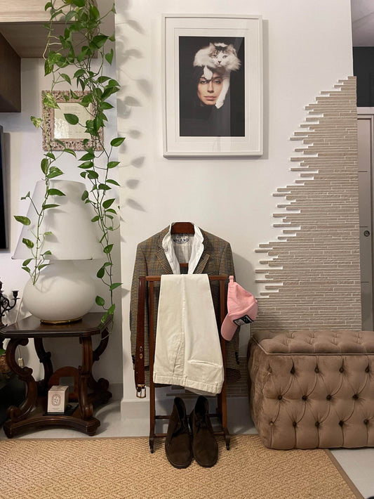 Portabiti vintage in legno Made in Italy con giacca, pantaloni e accessori in ambiente elegante