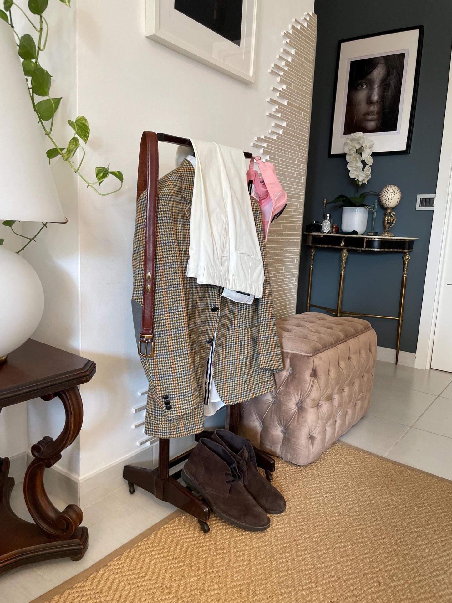 portabito vintage in legno made in Italy con giacca, pantaloni e scarpe da uomo nell'ingresso elegante