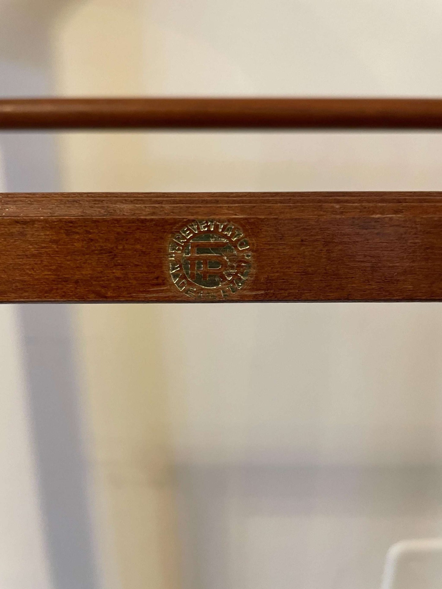 Portabiti vintage in legno italiano con design classico e segni di usura autentici