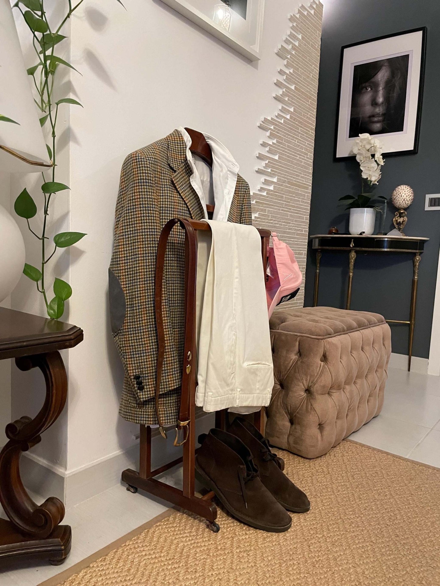 Stand valet vintage in legno Made in Italy con struttura classica per abiti e accessori