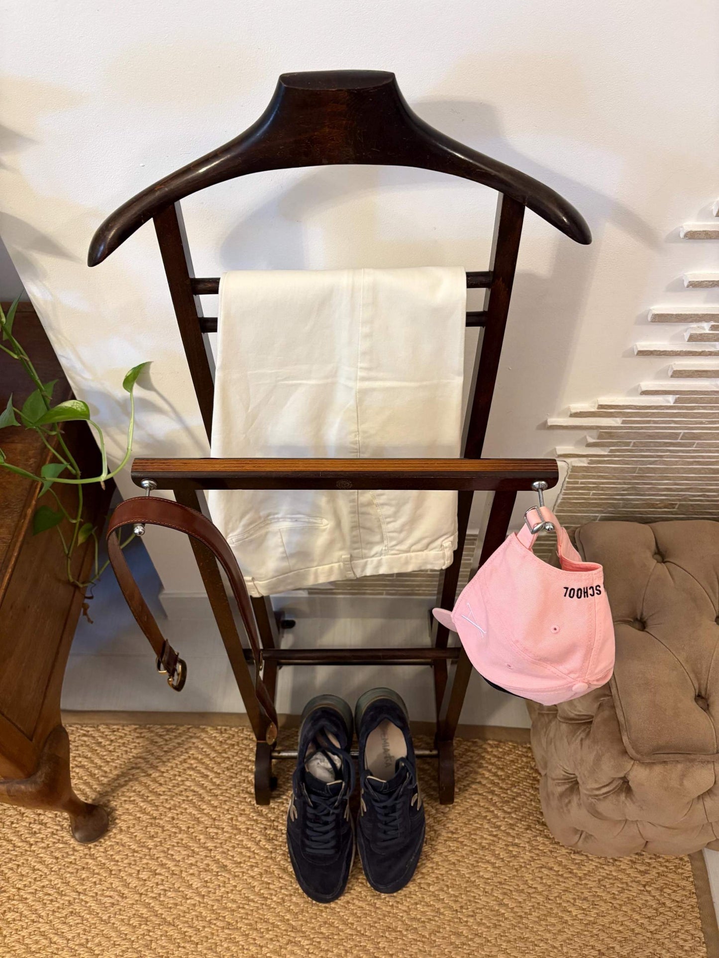 Valet stand vintage in legno made in Italy con pantaloni, scarpe e accessori uomo