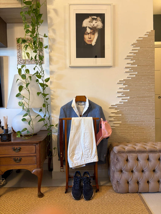 Portabiti in legno vintage mid century rustico con giacca, pantaloni e scarpe in ambiente classico elegante