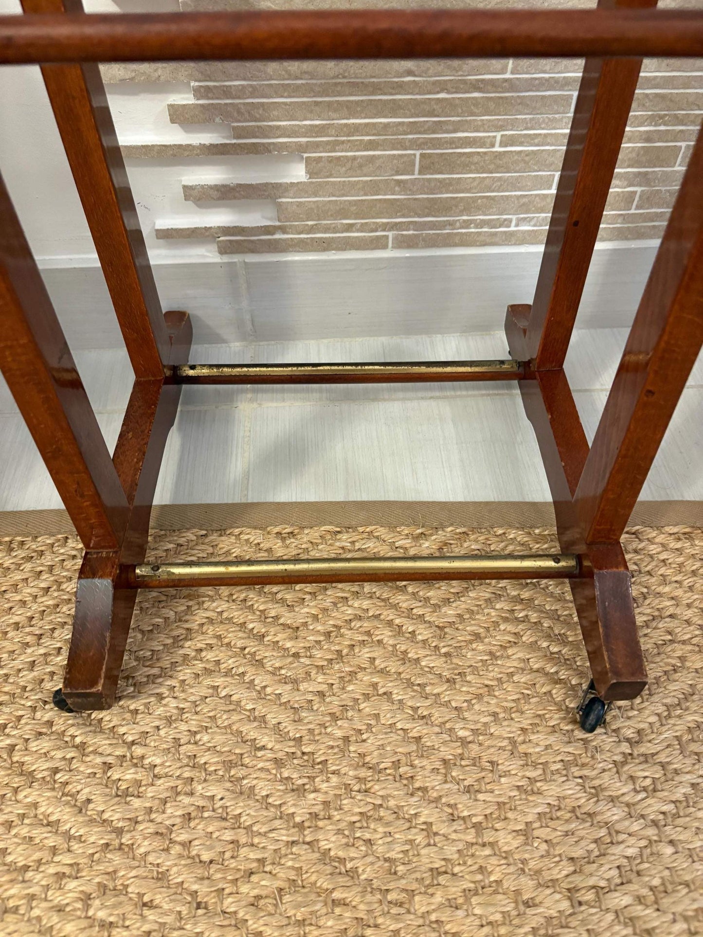 Fratelli Reguitti valet stand vintage in legno con design italiano e ruote su tappeto intrecciato