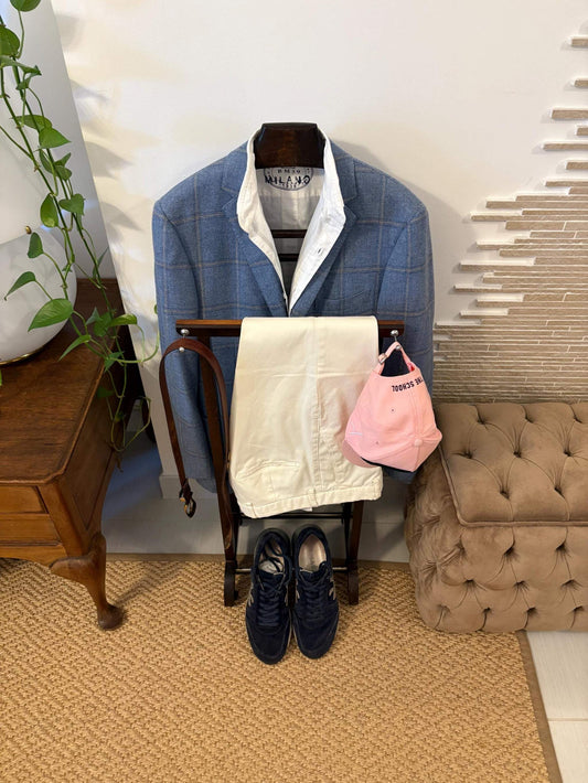 porta abiti vintage in legno made in Italy con giacca, pantaloni e accessori organizzati