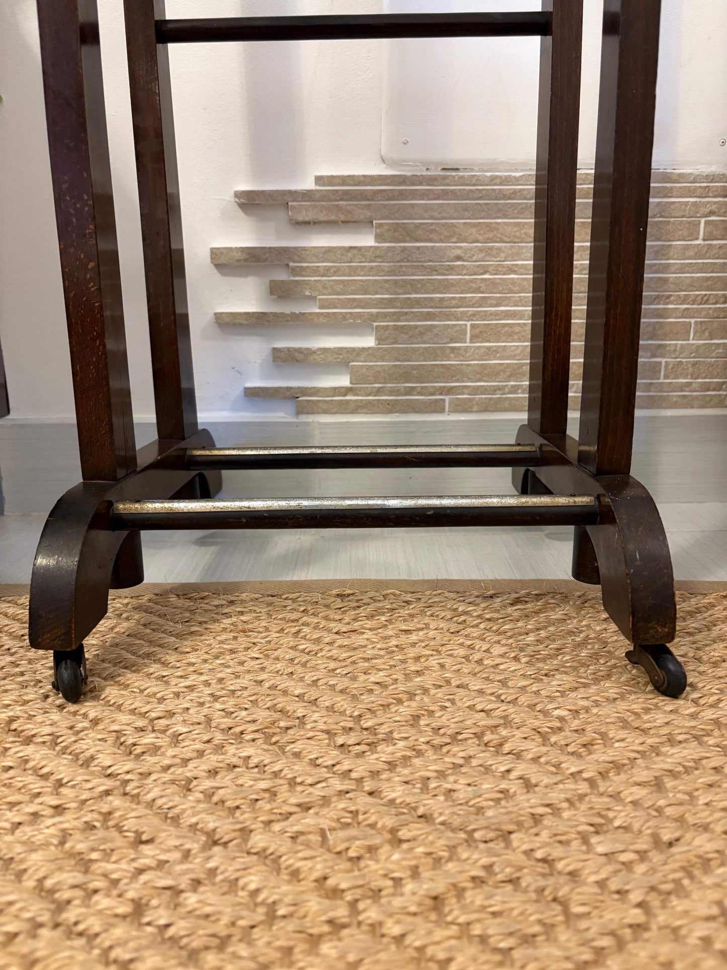 base in legno vintage per appendiabiti made in italy con ruote e design classico