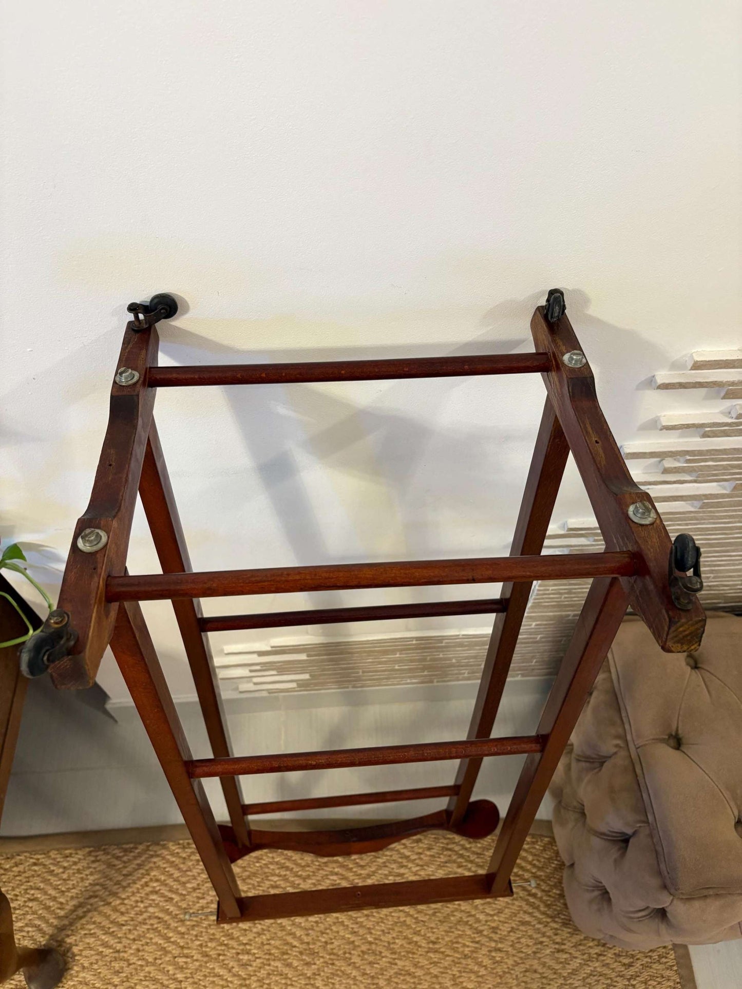 Stender vintage in legno made in Italy per abiti e accessori dallo stile classico ed elegante
