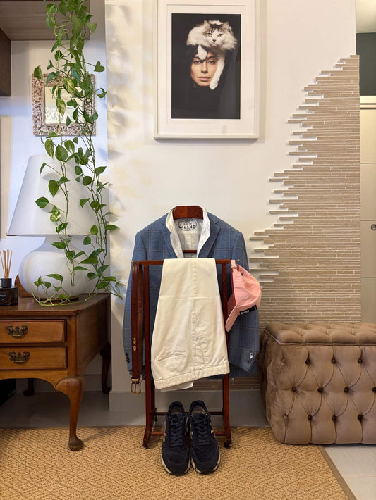 portabiti vintage in legno made in Italy con giacca, pantaloni e scarpe esposte in ambiente classico elegante