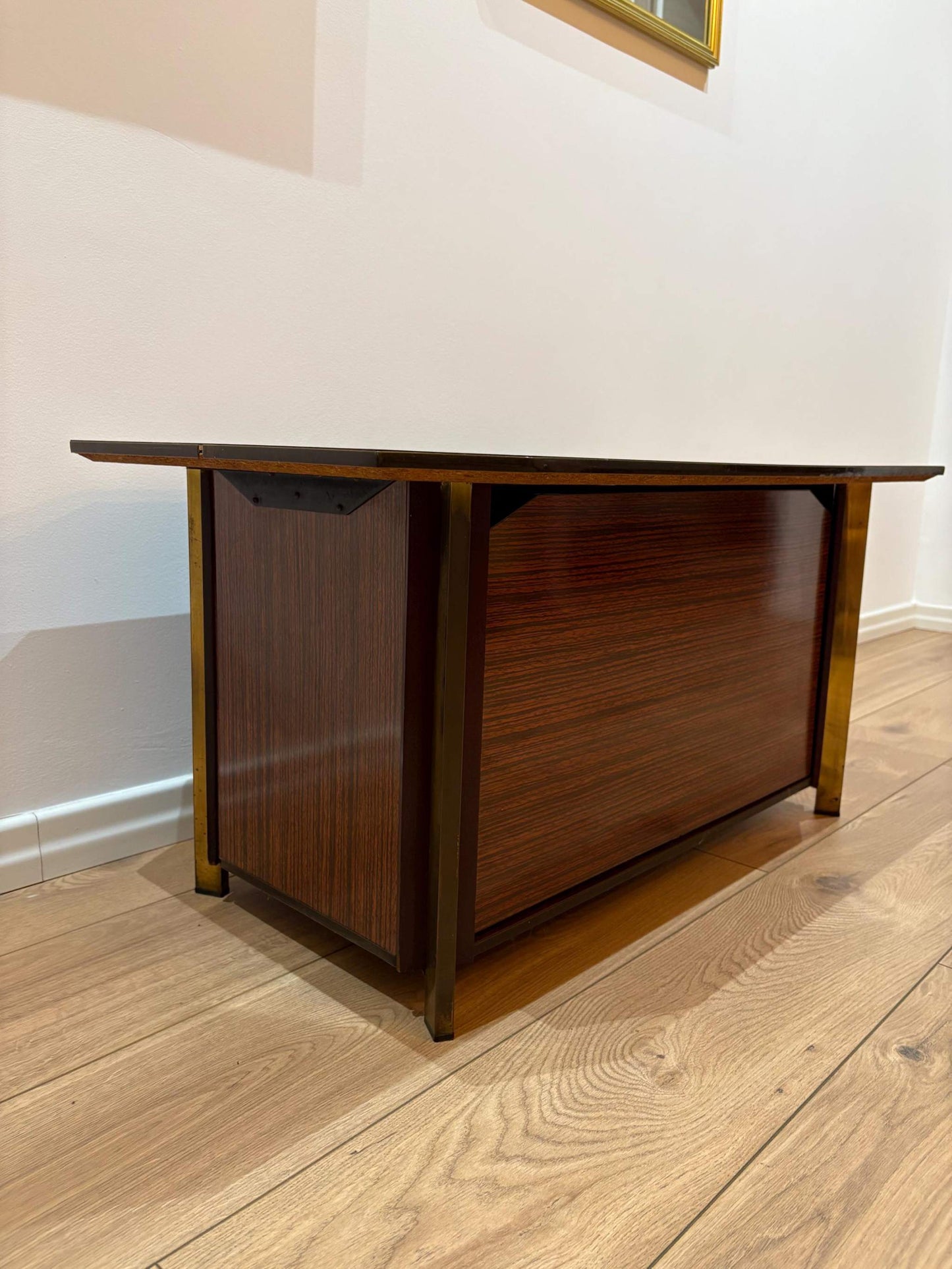 carrello bar vintage Hollywood regency in legno e ottone con pannelli in vetro decomponibile e ruote, design italiano anni 50