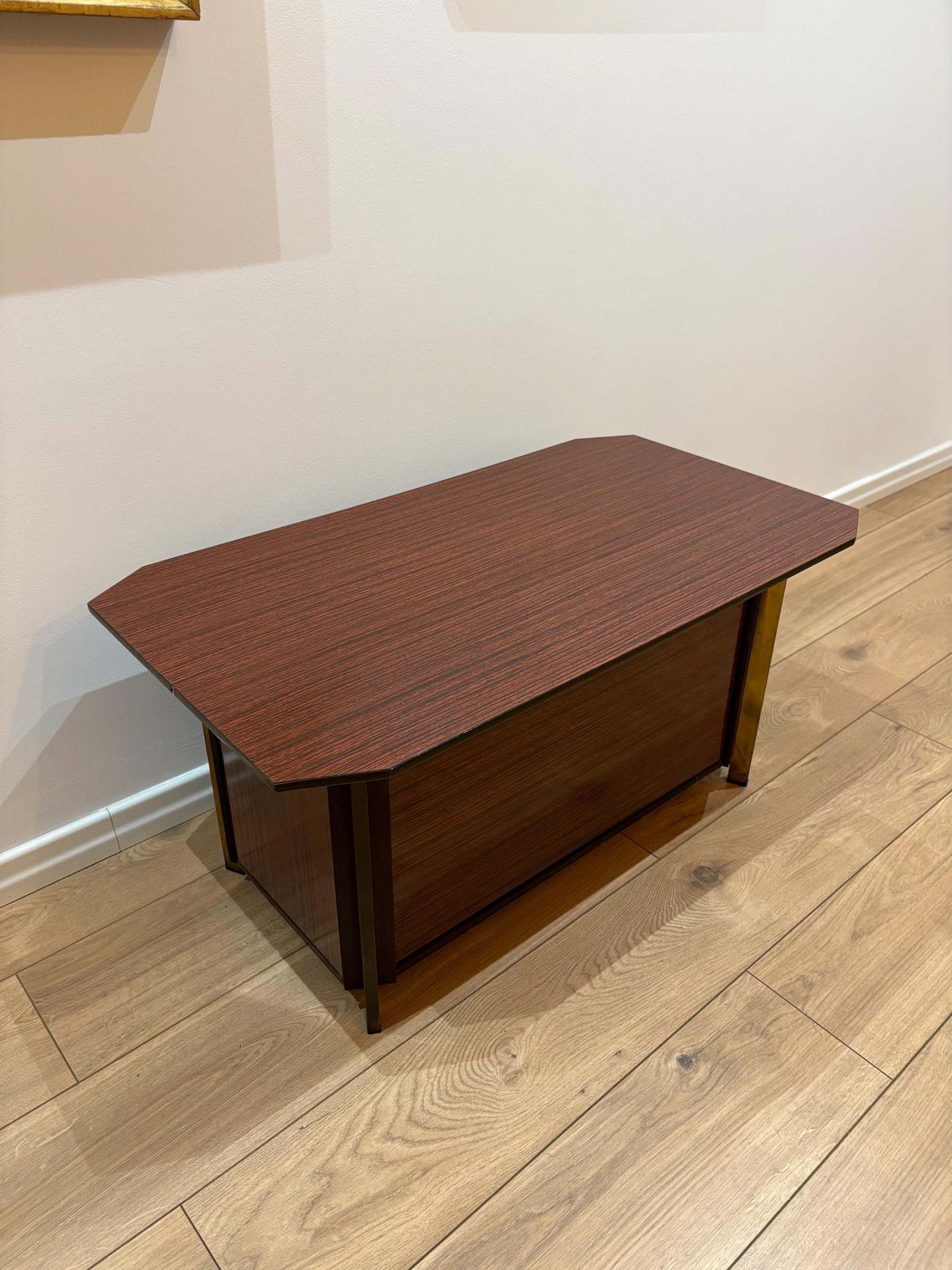 carrello vintage Hollywood regency in legno scuro design italiano anni 50 tavolo bar elegante con ruote