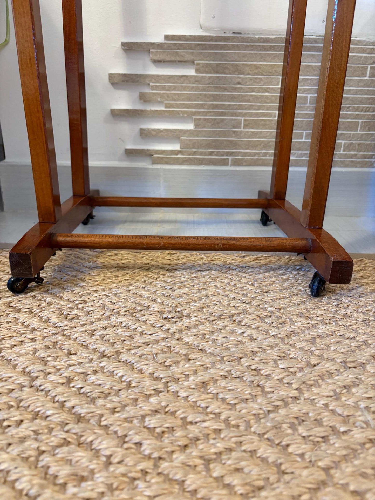 stand appendiabiti in legno vintage mid century rustic con ruote elegante design italiano