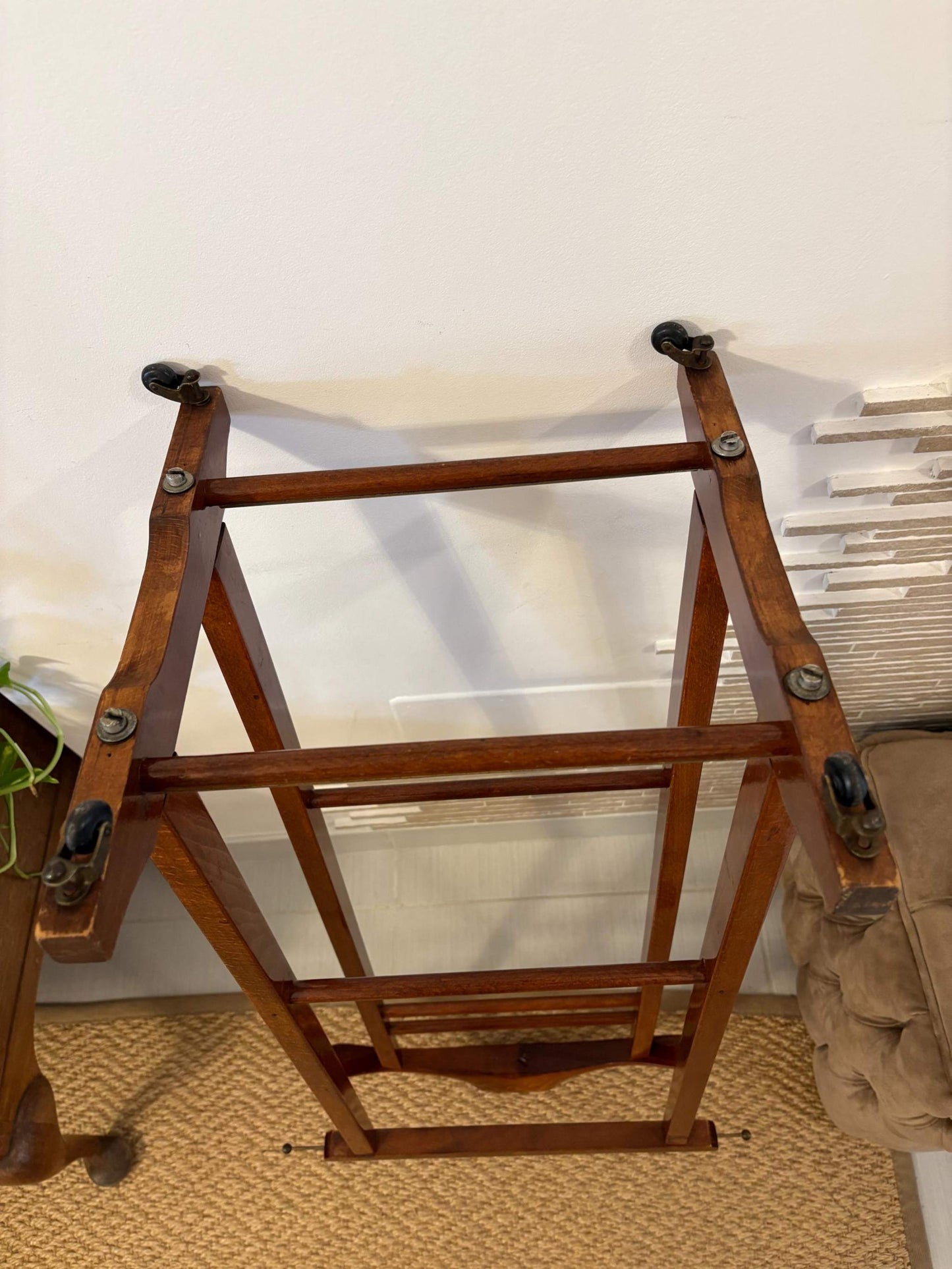 Fratelli Reguitti Valet stand vintage in legno italiano per abiti con design classico e segni di usura autentici