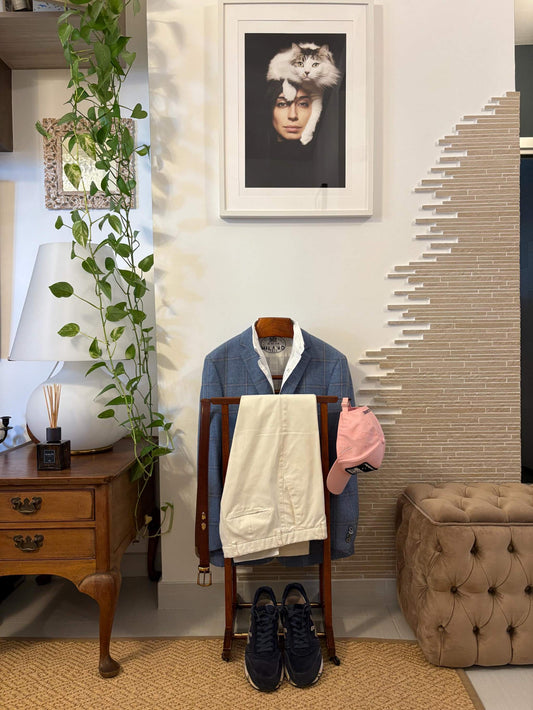 Fratelli Reguitti Valet stand vintage in legno con giacca, pantaloni e accessori in ambiente elegante