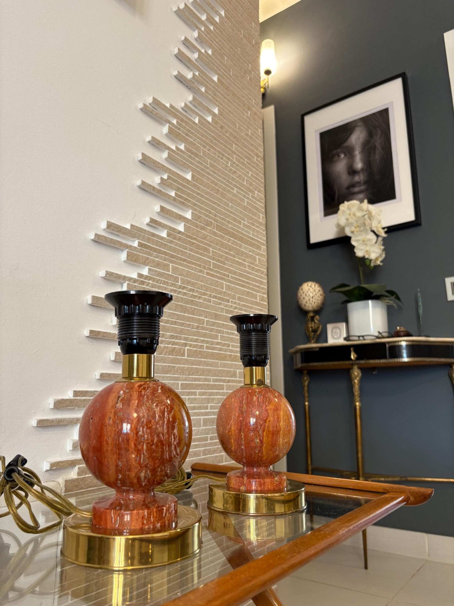 Coppia di lampade vintage in ottone con base in marmo rosa design anni '50 eleganti e funzionali