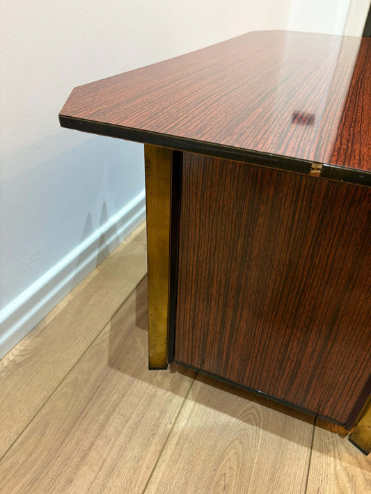 tavolo bar vintage Hollywood regency in legno scuro con gambe in ottone e piano decomponibile di design italiano anni '50