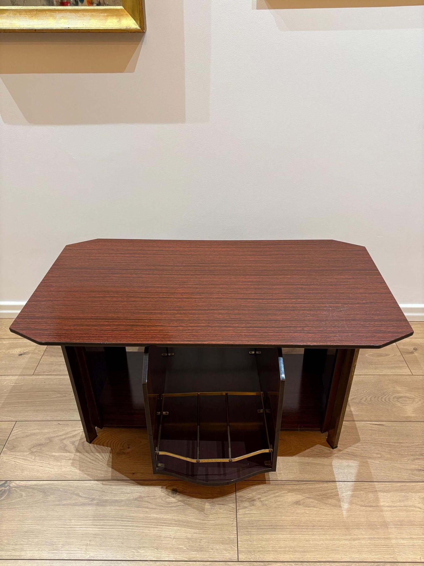tavolo vintage Hollywood regency italiano con ruote, piano in vetro e struttura in ottone, stile anni 50 mid century