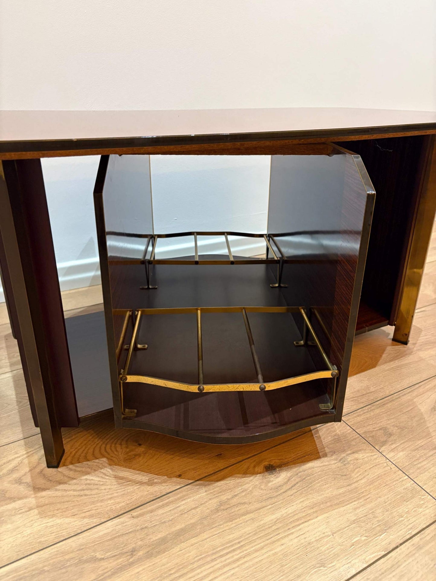 carrello vintage Hollywood regency con ripiani in vetro e struttura in ottone anni 50 design italiano