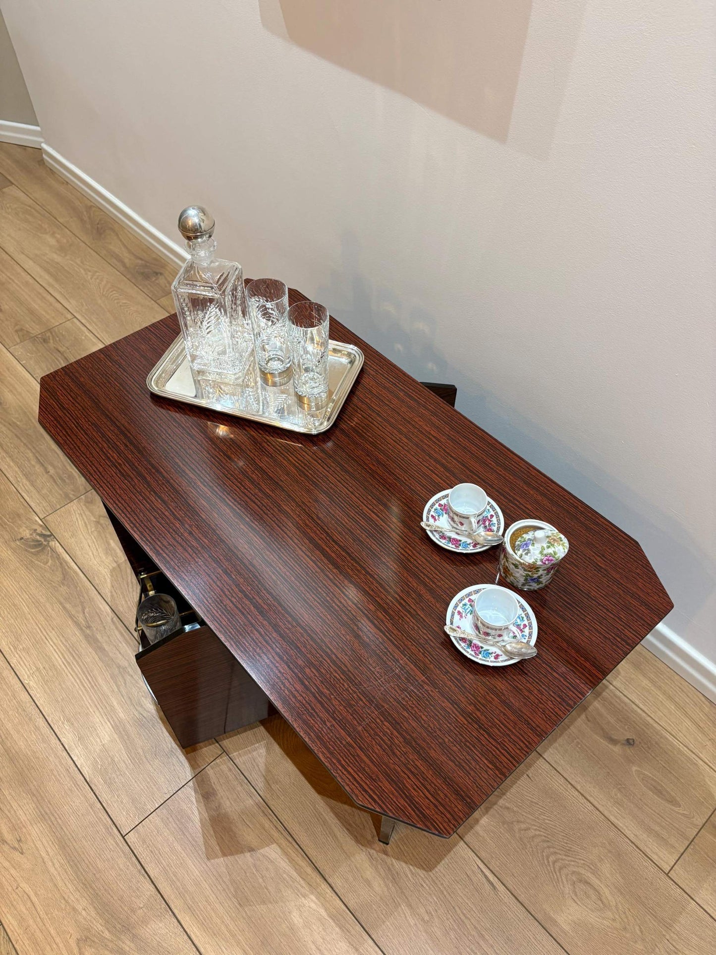tavolo vintage Hollywood regency in legno scuro con ruote e ripiani in vetro, stile anni '50 italiano
