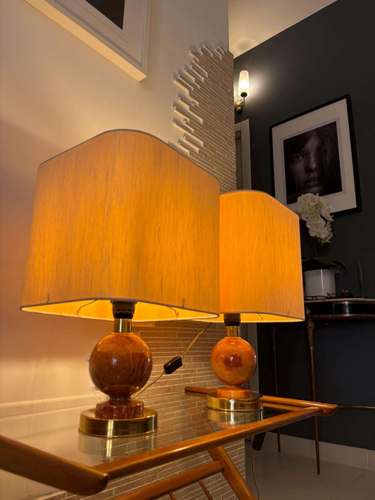 coppia di lampade vintage in ottone con base in marmo rosa anni 50 elegante design d'epoca da tavolo