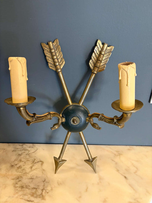 coppia di vintage brass wall sconces a forma di frecce in ottone pesante con design elegante e ornato per interni classici e d'epoca