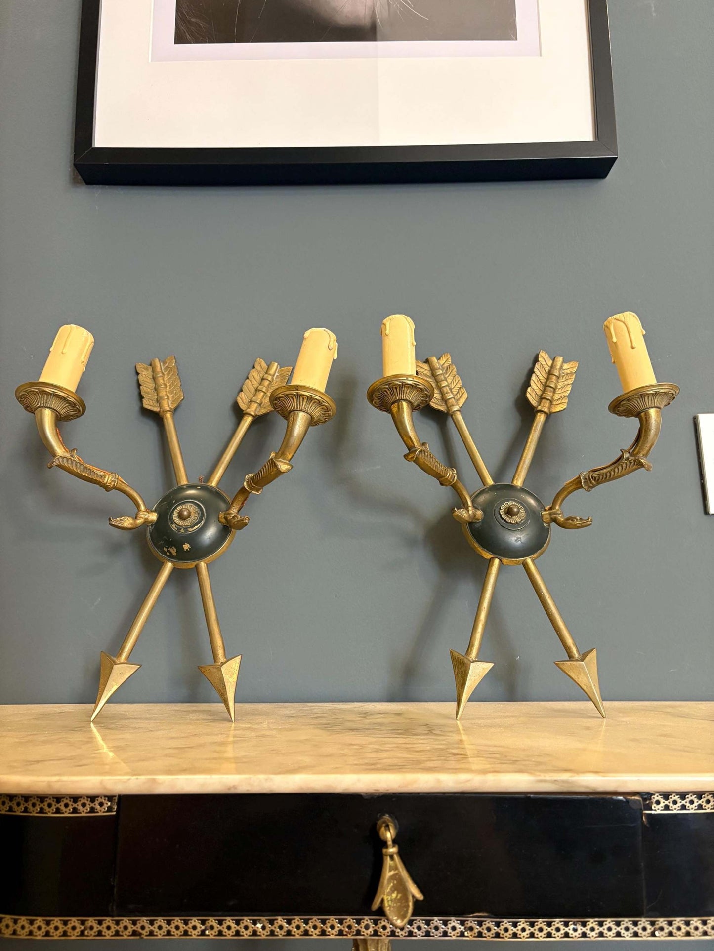 coppia vintage brass wall sconces a forma di freccia con scudo centrale in ottone antico su mobili classici