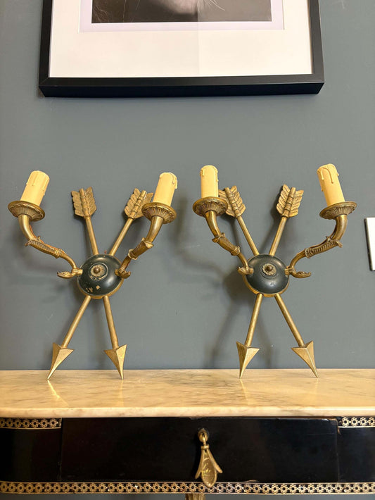 coppia vintage brass wall sconces a forma di freccia con scudo centrale in ottone antico su mobili classici