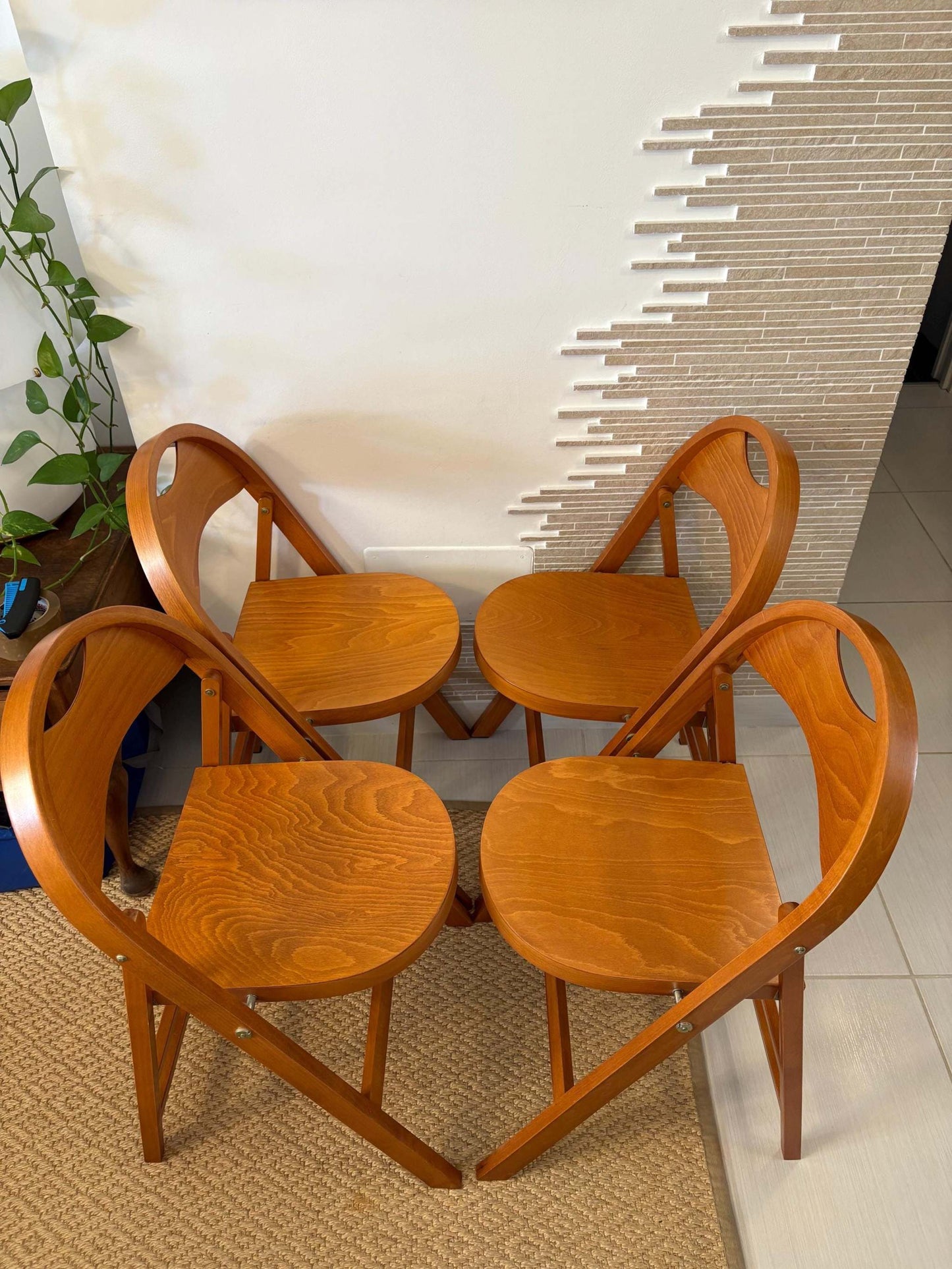 Set di quattro sedie pieghevoli Tric Castiglioni vintage in legno con patina d'epoca, design italiano mid century elegante e raro.
