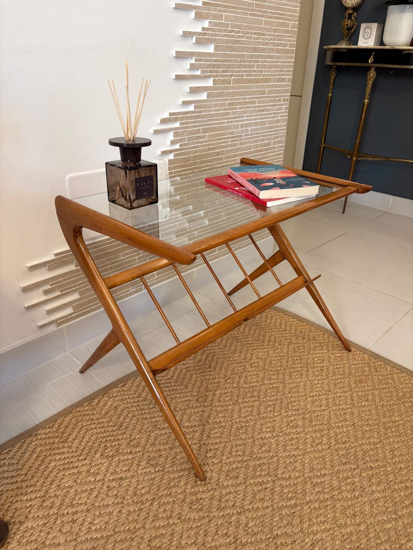 Tavolino vintage da comodino in legno chiaro con piano in vetro e scomparti per riviste stile italiano metà secolo