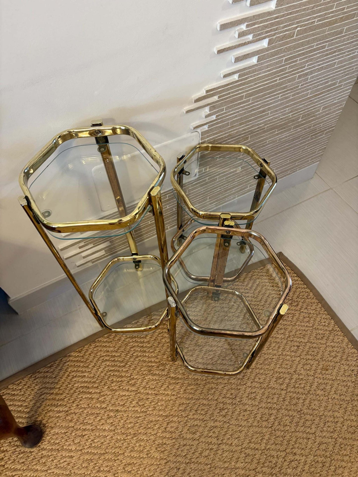 Set di tavolini vintage da comodino in ottone e vetro design italiano metà secolo, stile barocco e art déco.