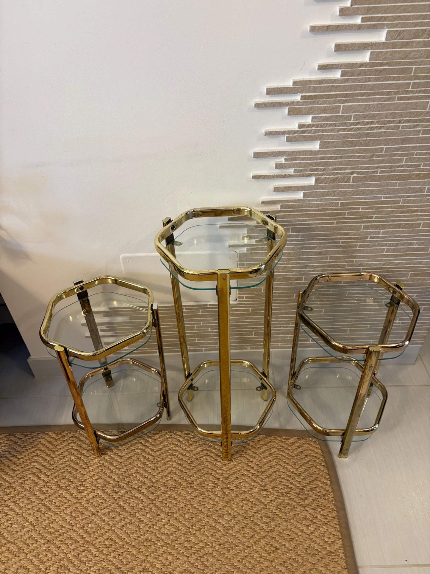 Set di 3 tavoli vintage da comodino in ottone e vetro stile barocco italiano art deco