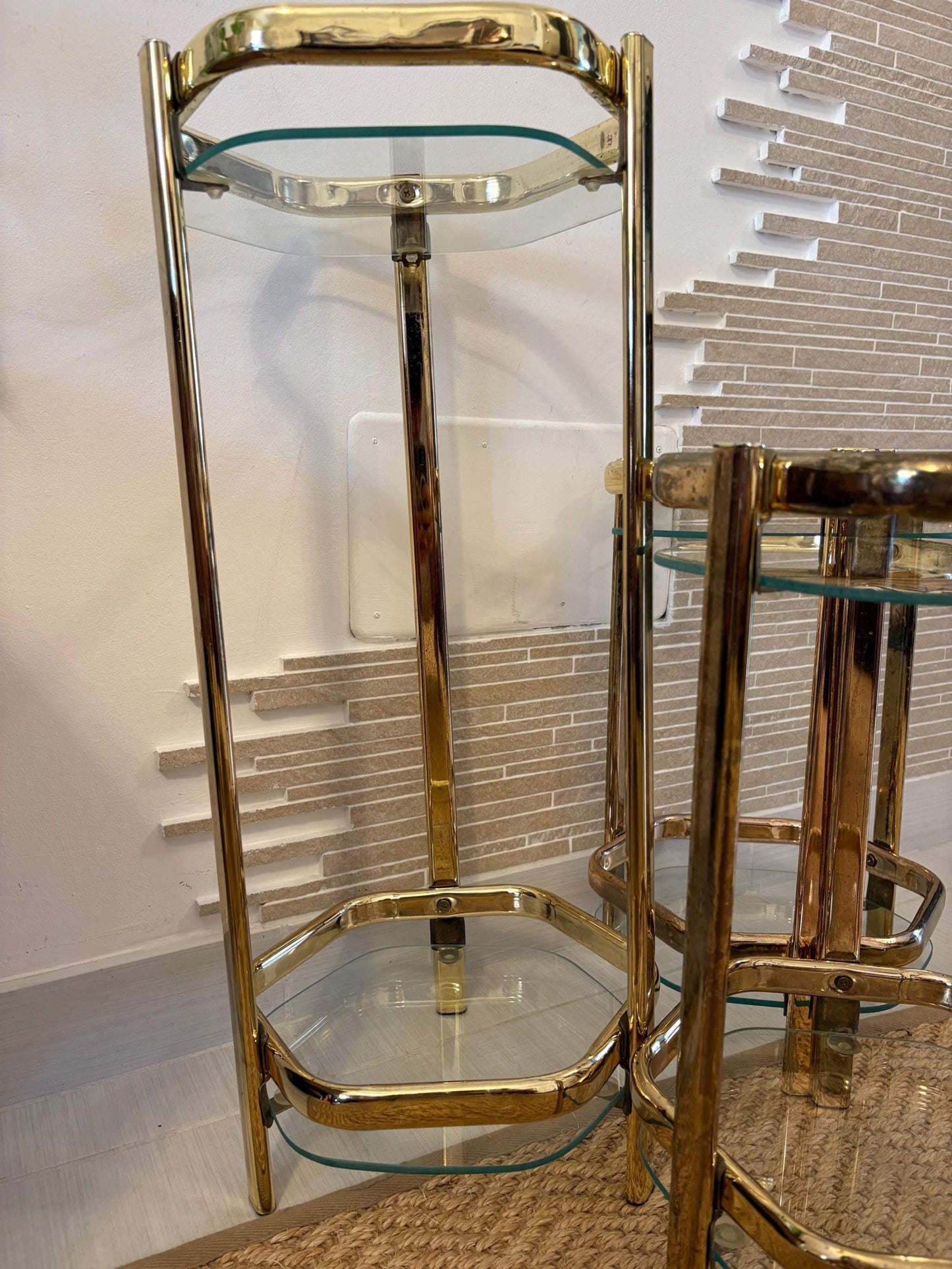 Set di tre tavolini vintage in ottone e vetro stile italiano mid-century, design scultoreo e dettagli art déco per arredare con eleganza il soggiorno o la camera da letto.